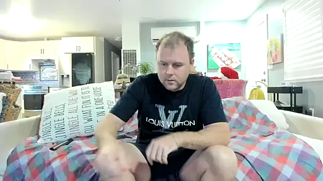 Snapshot of Studmuffin4you chatting on February 14, 2026, 12:18 am Studmuffin4you online show from February 14, 2026, 12:18 am