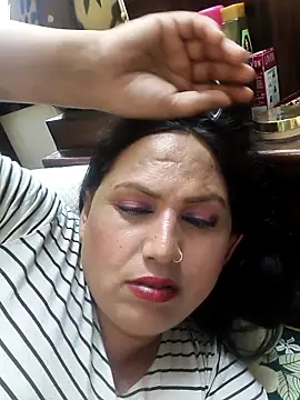 Snapshot of Hotmylips chatting on April 15, 2026, 8:20 pm Hotmylips online show from April 15, 2026, 8:20 pm