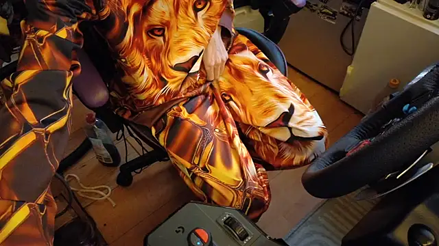 Gay-Versaut online show from May 21, 2026, 7:10 pm