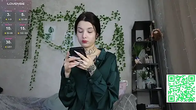 LeonaHinnes online show from February 12, 2026, 2:28 am