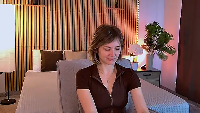 EmeraldGlow online show from April 13, 2026, 2:55 pm