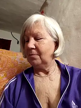 KlaudiaDarling online show from April 10, 2026, 7:40 pm