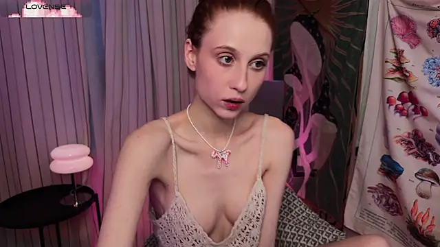 Snapshot of Hippieaura chatting on June 4, 2026, 11:44 pm Hippieaura online show from June 4, 2026, 11:44 pm