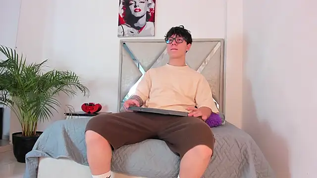 Liam saint online show from March 16, 2026, 12:09 pm