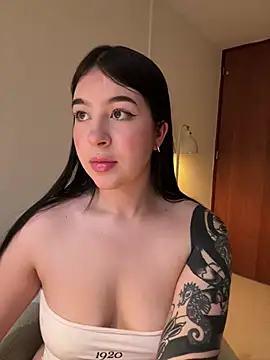 evelynrosess1 online show from April 2, 2026, 8:50 pm