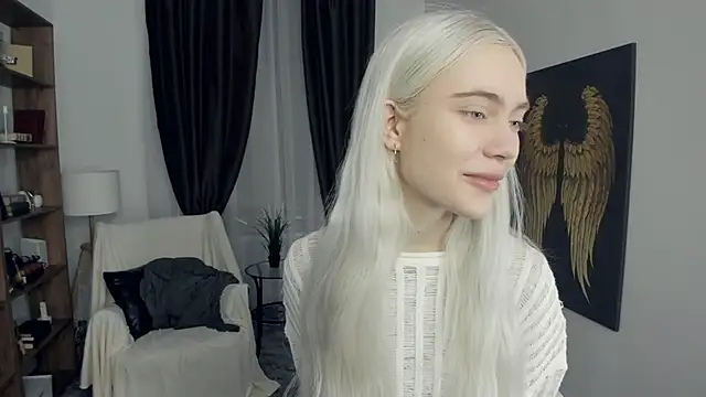 KristalCrowner online show from February 22, 2026, 7:45 pm