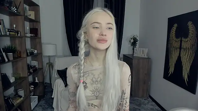 KristalCrowner online show from February 27, 2026, 6:41 pm