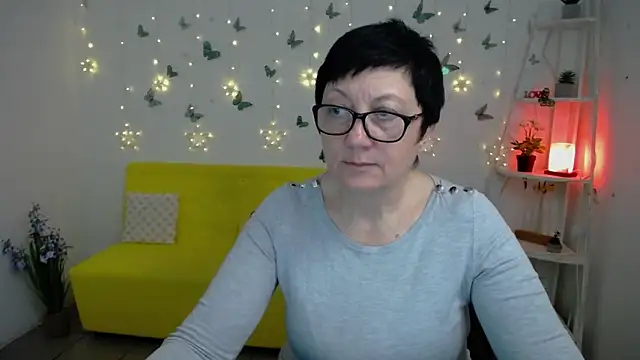 EmilyL0ve online show from April 16, 2026, 5:25 pm