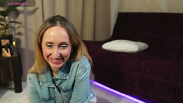 Emely Moon online show from April 9, 2026, 7:08 pm