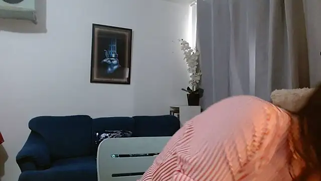 Snapshot of Almaglow_ chatting on June 2, 2026, 5:37 pm Almaglow online show from June 2, 2026, 5:37 pm