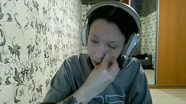 LxayBloom online show from April 8, 2026, 1:38 am