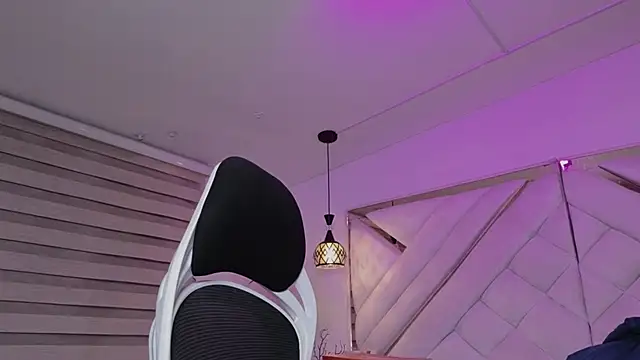 mia gatesvg online show from March 11, 2026, 3:01 am