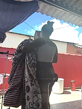 Snapshot of Larissinha015 chatting on January 7, 2026, 5:37 pm Larissinha015 online show from January 7, 2026, 5:37 pm