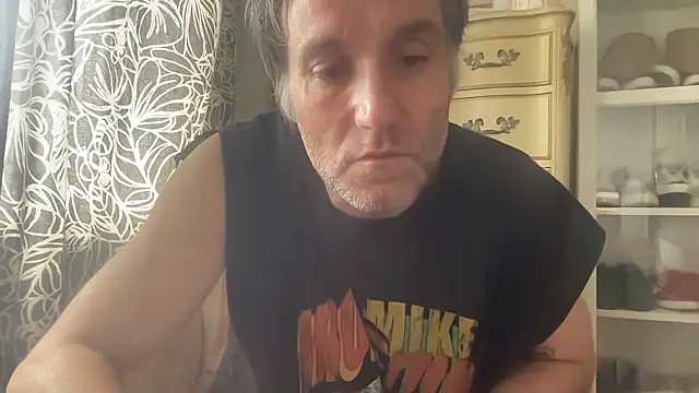Snapshot of wolverinedream chatting on June 6, 2026, 6:23 pm wolverinedream online show from June 6, 2026, 6:23 pm