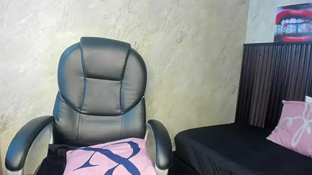 Snapshot of tanisha__lux chatting on February 28, 2026, 8:32 pm tanisha lux online show from February 28, 2026, 8:32 pm