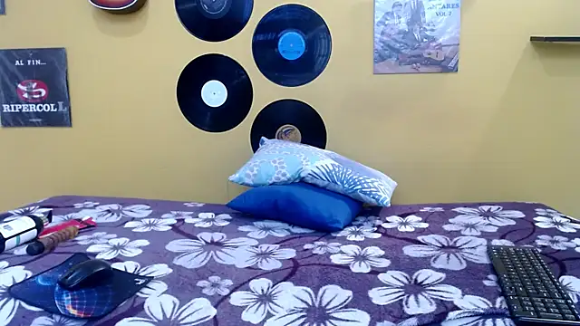 marcelasweet457 online show from April 16, 2026, 1:23 pm