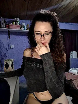 Nanucurlyxx online show from April 7, 2026, 7:58 pm