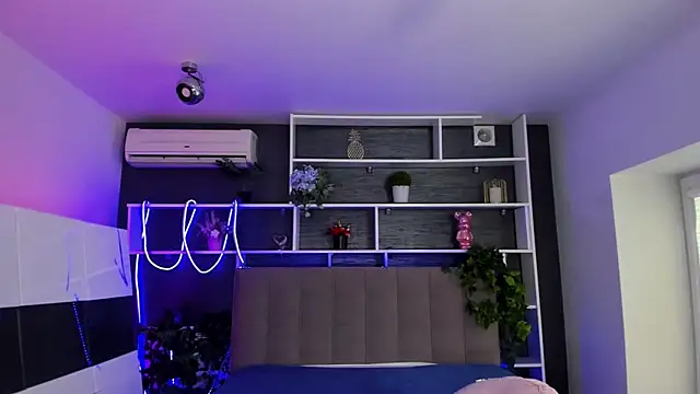 StephieRousee online show from February 25, 2026, 6:23 am