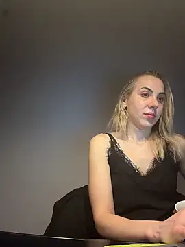 ElenaWhitmore online show from April 15, 2026, 9:04 pm