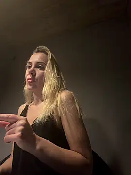 ElenaWhitmore online show from June 9, 2026, 10:54 pm