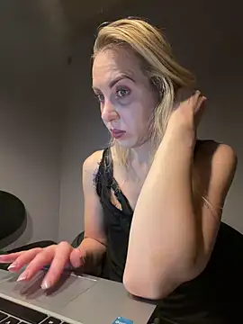 ElenaWhitmore online show from June 10, 2026, 11:03 pm