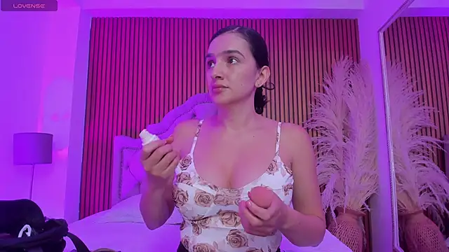 Violett hott  online show from February 21, 2026, 1:01 pm