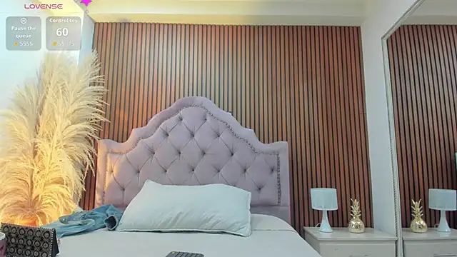 Violett hott  online show from March 26, 2026, 12:44 pm