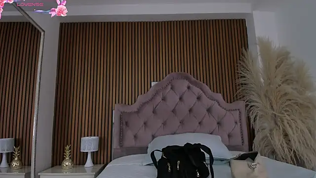 Violett hott  online show from April 14, 2026, 12:11 pm