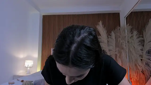 Violett hott  online show from June 25, 2026, 1:04 pm