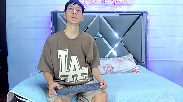 Snapshot of BunnyLove_ chatting on January 13, 2026, 12:05 am BunnyLove online show from January 13, 2026, 12:05 am