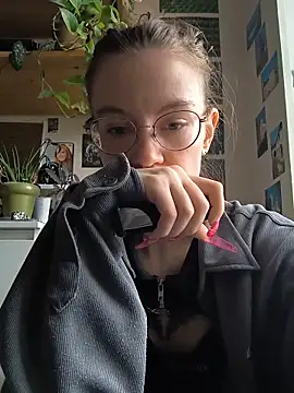 Snapshot of Shy_Bamby chatting on June 17, 2026, 3:35 pm Shy Bamby online show from June 17, 2026, 3:35 pm