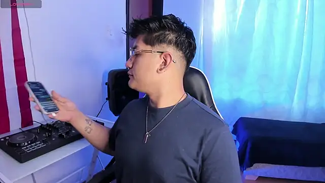 Theo Rowan online show from April 22, 2026, 11:34 am