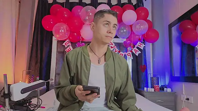 LeoMonnroe online show from February 16, 2026, 4:36 pm