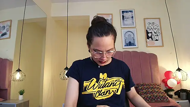 Hanabie  online show from April 29, 2026, 4:05 am