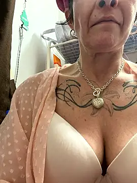 Snapshot of Karmab69 chatting on January 14, 2026, 12:16 am Karmab69 online show from January 14, 2026, 12:16 am