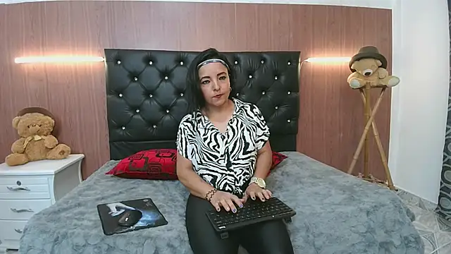 lolitaa lux online show from January 13, 2026, 1:27 pm