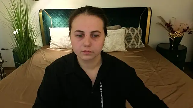 MikaFoxy online show from April 3, 2026, 5:38 am