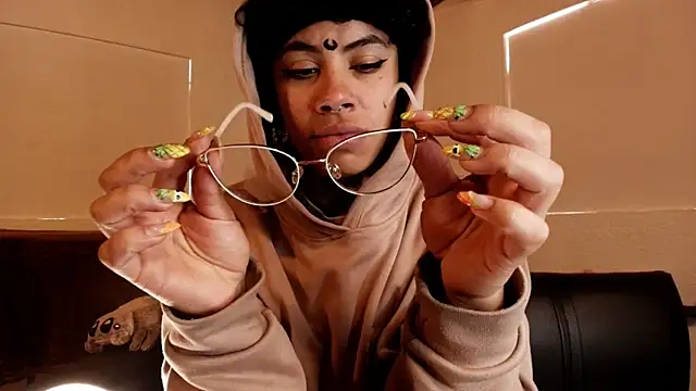 Snapshot of Canela_Osada_ chatting on February 5, 2026, 4:11 pm Canela Osada online show from February 5, 2026, 4:11 pm