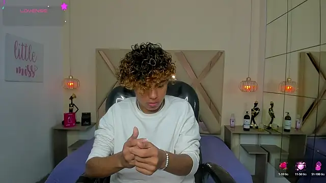 Anyelo Twink online show from June 10, 2026, 3:39 am