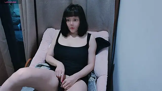 Mia-zhan online show from February 13, 2026, 9:55 pm