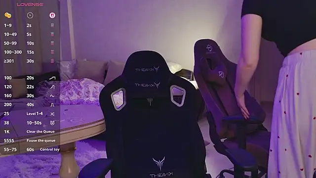 YouHoldMe online show from April 10, 2026, 8:24 pm