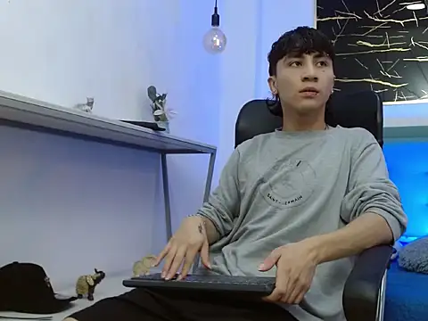 Snapshot of XanderGrey8 chatting on February 2, 2026, 7:12 pm XanderGrey8 online show from February 2, 2026, 7:12 pm