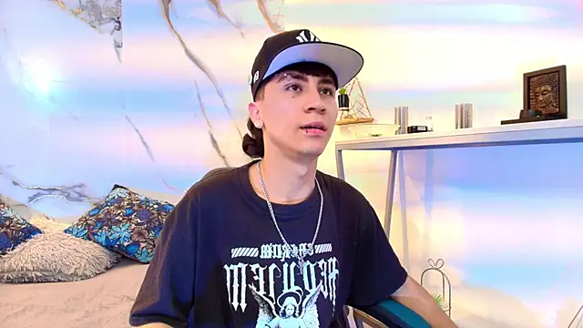 Snapshot of XanderGrey8 chatting on February 25, 2026, 7:01 pm XanderGrey8 online show from February 25, 2026, 7:01 pm