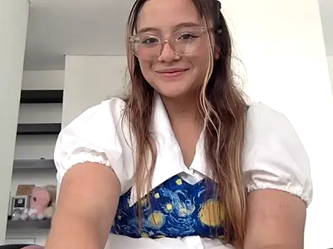 LOLA R  online show from February 3, 2026, 7:41 pm