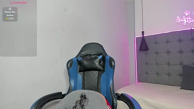 scarletcherry18 online show from April 16, 2026, 4:02 am