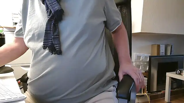 liveoncam2004 online show from February 19, 2025, 4:33 pm