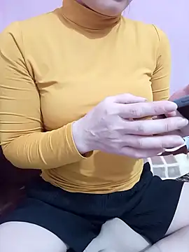 Snapshot of Phoebe-e chatting on February 5, 2026, 1:38 pm Phoebe-e online show from February 5, 2026, 1:38 pm