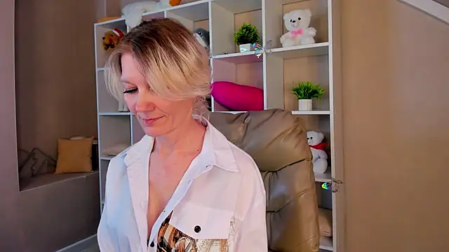 Snapshot of Julie_Lucas chatting on March 7, 2026, 8:22 am Julie Lucas online show from March 7, 2026, 8:22 am