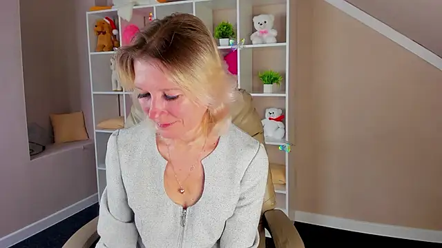 Snapshot of Julie_Lucas chatting on March 14, 2026, 12:39 am Julie Lucas online show from March 14, 2026, 12:39 am