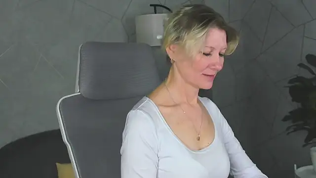 Snapshot of Julie_Lucas chatting on March 16, 2026, 12:49 am Julie Lucas online show from March 16, 2026, 12:49 am